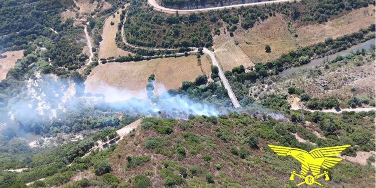 Vasto incendio a Escalaplano: due elicotteri sul posto