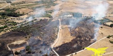 Incendio a Selargius, in azione l’elicottero della Forestale