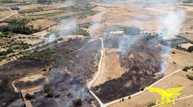 Incendio a Selargius, in azione gli elicotteri della Forestale e un canadair