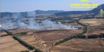 Vasto incendio a Carbonia, in azione elicotteri e un canadair: Guarda il video