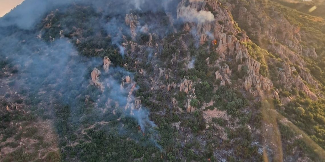 Nella notte fiamme a Loceri: dalle prime ore della mattina in azione l’elicottero della Forestale