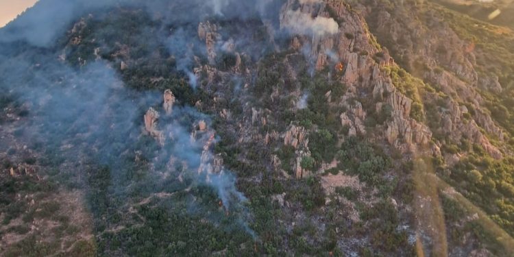 Nella notte fiamme a Loceri: dalle prime ore della mattina in azione l’elicottero della Forestale