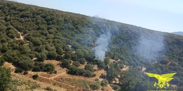 Incendio a Oliena, sul posto l’elicottero del Corpo Forestale