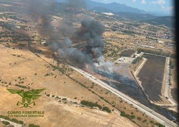 Fiamme a Ottana, sul posto l’elicottero della Forestale