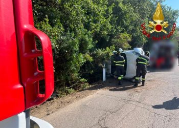 Boroneddu, perdono il controllo dell’auto e si ribaltano: un ferito