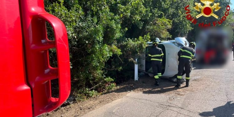 Boroneddu, perdono il controllo dell’auto e si ribaltano: un ferito