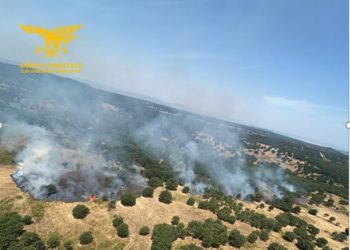 Fiamme a Esporlatu, caldo e vento alimentano l’incendio