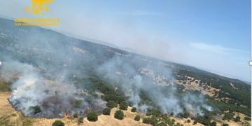 Fiamme a Esporlatu, caldo e vento alimentano l’incendio
