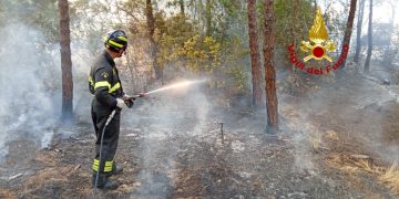 Caldo afoso e vento di scirocco, inferno di fuoco in Sardegna: fiamme a Orani e Morgongiori