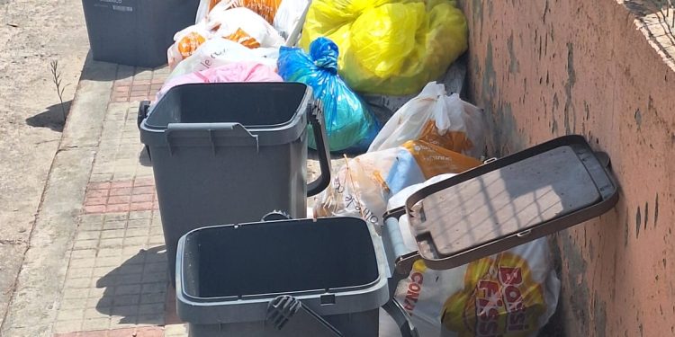 Capoterra, rifiuti abbandonati vicino alle Poste