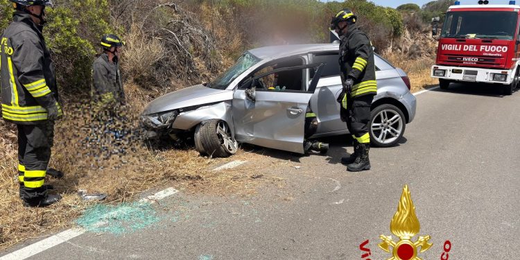 Castelsardo, con l’auto finisce fuori strada: un ferito