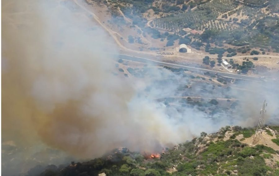 Fiamme a Burgos, vasto incendio: impegnati sul posto tre mezzi aerei