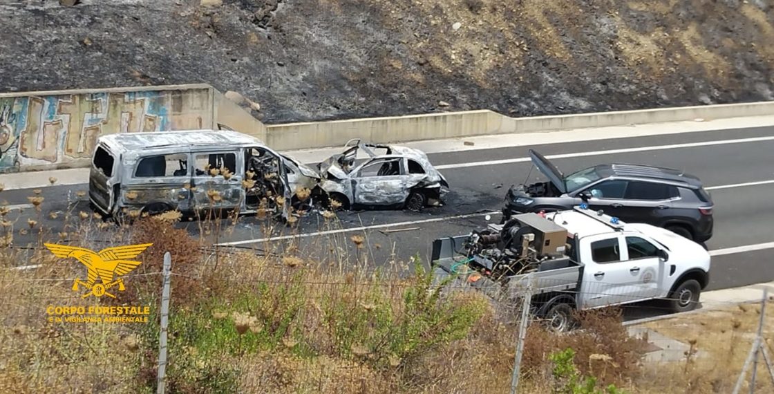 Paura a Maracalagonis, scontro frontale sulla 125: auto prende fuoco e scatena un incendio: presente un canadair