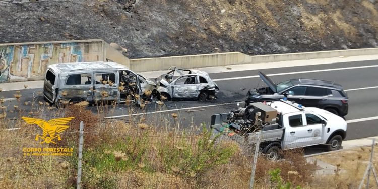 Paura a Maracalagonis, scontro frontale sulla 125: auto prende fuoco e scatena un incendio: presente un canadair