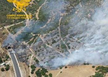 Auto in fiamme innesca un incendio vicino alla statale 125 a Solanas, sale a due il numero delle vittime