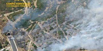Auto in fiamme innesca un incendio vicino alla statale 125 a Solanas, sale a due il numero delle vittime