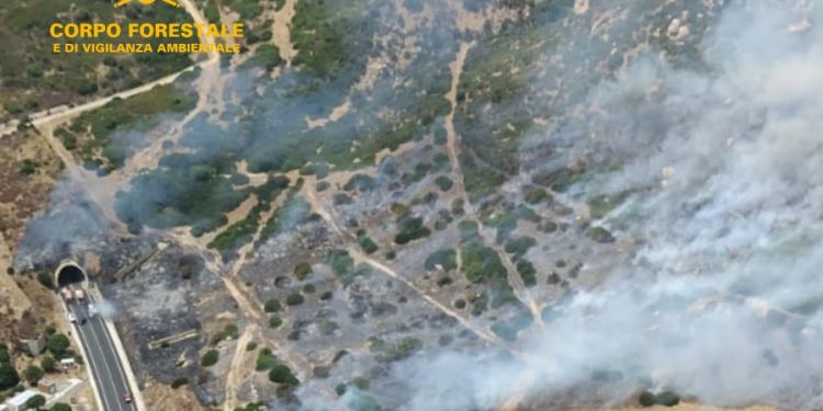 Auto in fiamme innesca un incendio vicino alla statale 125 a Solanas, sale a due il numero delle vittime