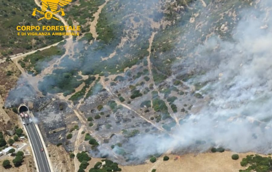Auto in fiamme innesca un incendio vicino alla statale 125 a Solanas, sale a due il numero delle vittime