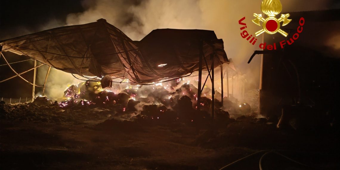 In fiamme capannone adibito allo stoccaggio di fieno nella periferia di Benetutti: intervento dei Vigili del Fuoco