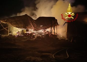 In fiamme capannone adibito allo stoccaggio di fieno nella periferia di Benetutti: intervento dei Vigili del Fuoco