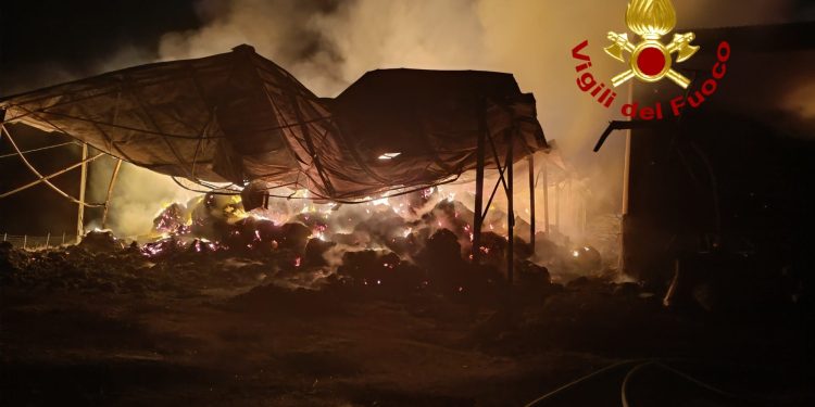 In fiamme capannone adibito allo stoccaggio di fieno nella periferia di Benetutti: intervento dei Vigili del Fuoco