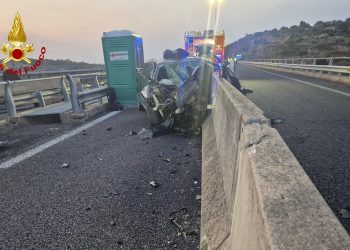 Tragedia a Budoni, con l’auto contro il new jersey: un morto e un bimbo ferito