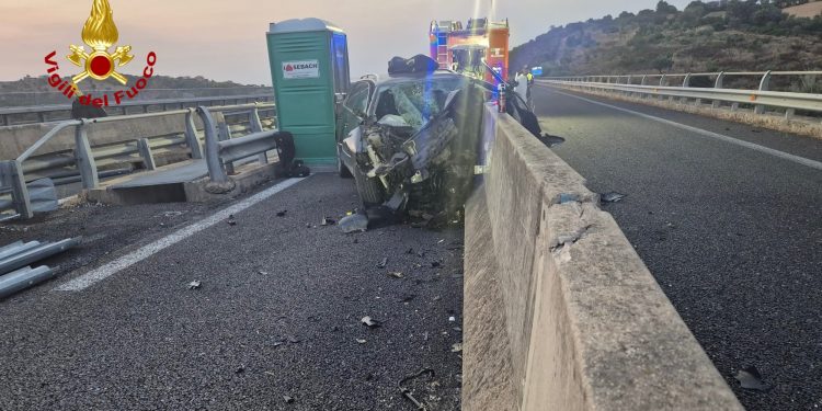 Tragedia a Budoni, con l’auto contro il new jersey: un morto e un bimbo ferito