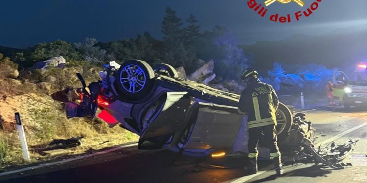 Liscia di Vacca, escono di strada con l’auto e si ribaltano: tre feriti