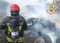 Vasto incendio di vegetazione, materiali di risulta e masserizie varie nella periferia di Monserrato