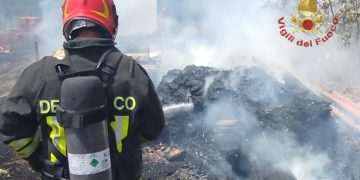 Vasto incendio di vegetazione, materiali di risulta e masserizie varie nella periferia di Monserrato