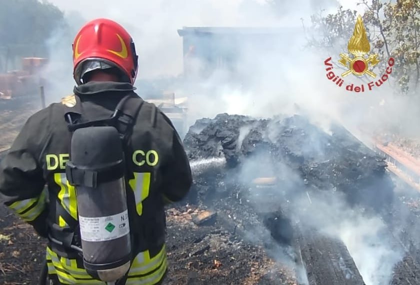 Vasto incendio di vegetazione, materiali di risulta e masserizie varie nella periferia di Monserrato