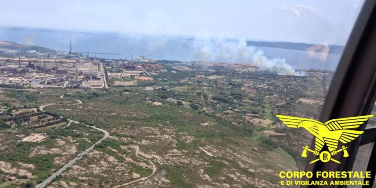 Incendi a Olbia e Portoscuso: in azione i mezzi aerei