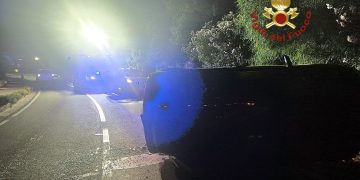 Grave incidente in Costa Smeralda, auto esce di strada e si ribalta