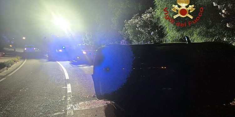 Grave incidente in Costa Smeralda, auto esce di strada e si ribalta