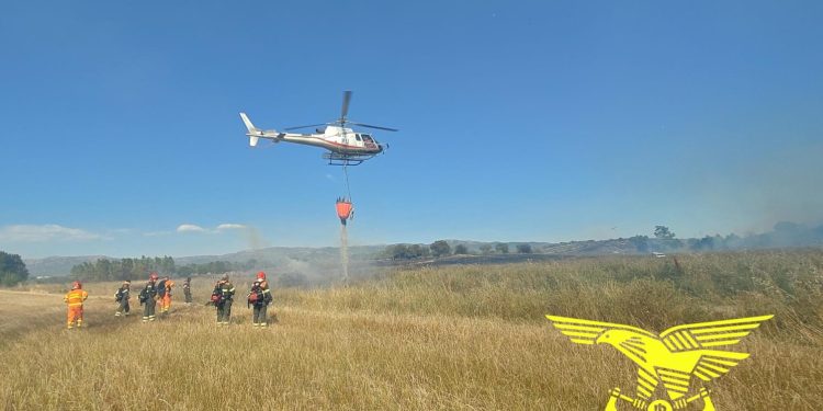 Fiamme a Dolianova, in azione l’elicottero della Forestale