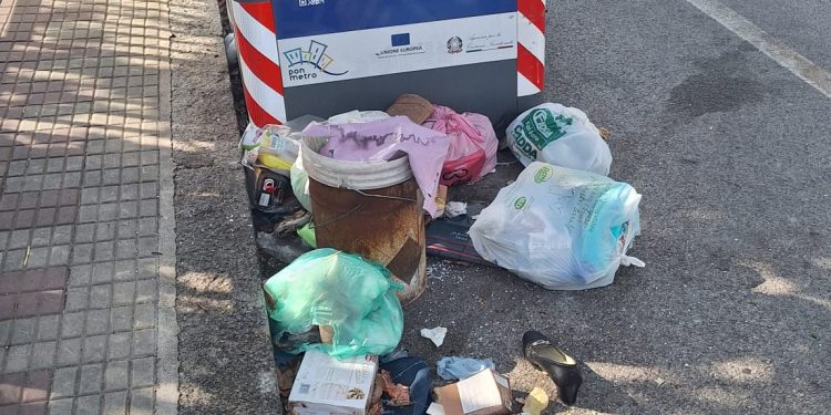Rifiuti abbandonati a Cagliari, le immagini di via Quirra