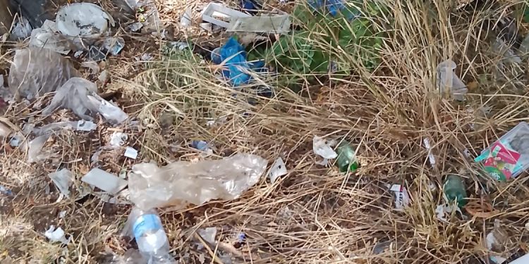 Discarica abusiva in viale Elmas all’uscita di Cagliari segnalata a maggio: ancora oggi il Comune non ha fatto nulla