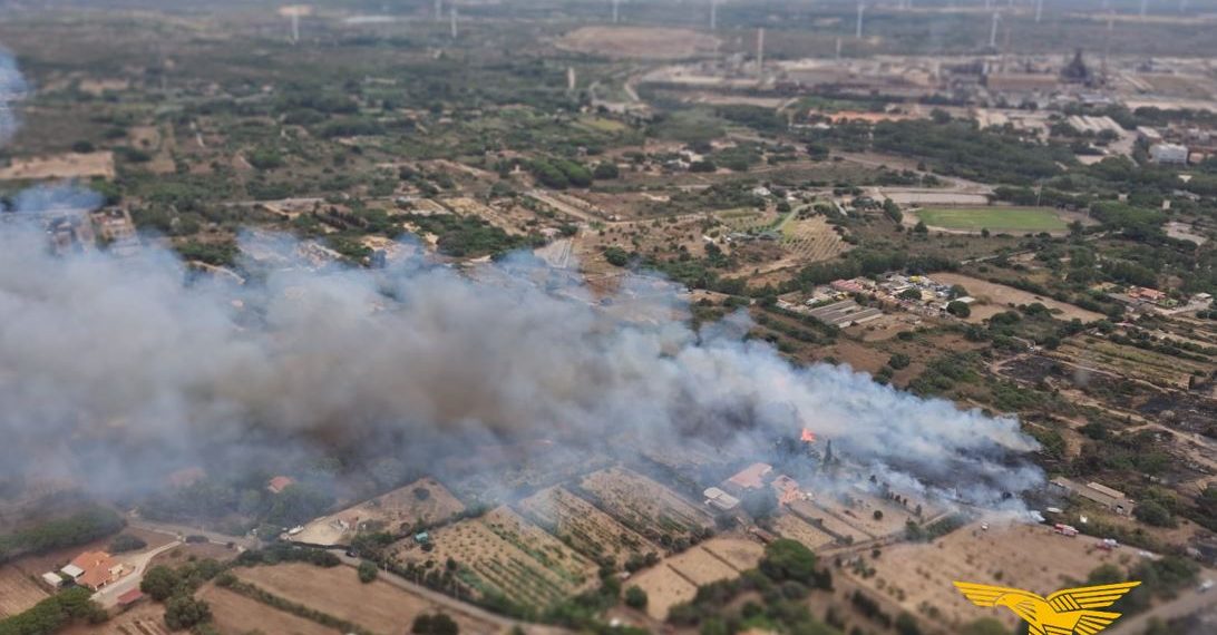 Paura a Portoscuso, le fiamme vicine alle abitazioni: tre elicotteri per spegnere l’incendio