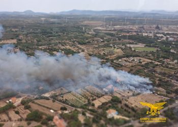 Paura a Portoscuso, le fiamme vicine alle abitazioni: tre elicotteri per spegnere l’incendio