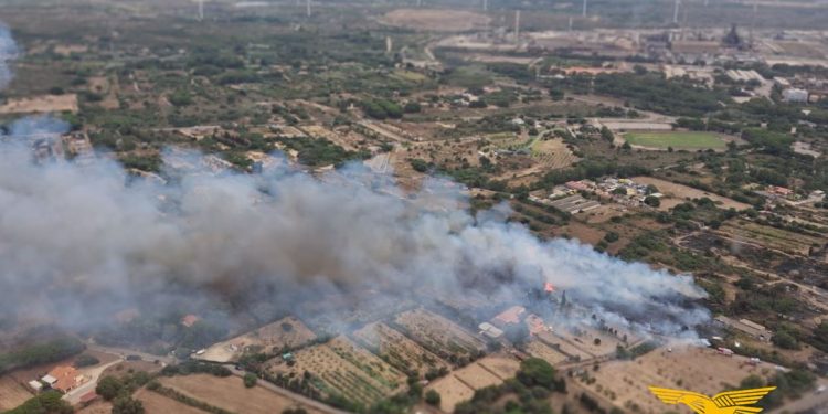 Paura a Portoscuso, le fiamme vicine alle abitazioni: tre elicotteri per spegnere l’incendio