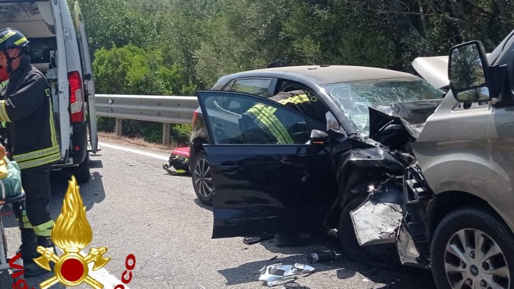 Gravissimo incidente sulla statale 125: sei feriti, due trasportati in elisoccorso