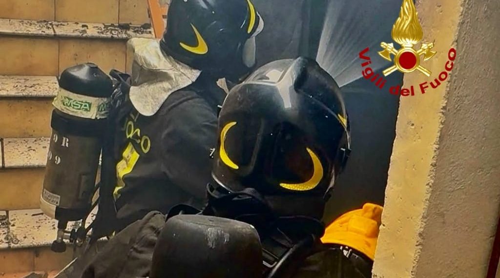 Paura a Villaurbana, abitazione in fiamme: in azione i Vigili del Fuoco