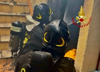 Paura a Villaurbana, abitazione in fiamme: in azione i Vigili del Fuoco