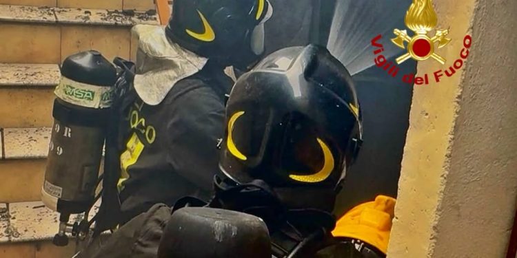 Paura a Villaurbana, abitazione in fiamme: in azione i Vigili del Fuoco
