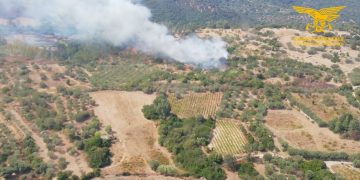 Fiamme a Villagrande Strisaili, sul posto anche un elicottero
