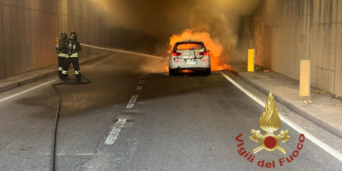 Auto in fiamme nel tunnel a Olbia: traffico in tilt