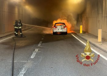 Auto in fiamme nel tunnel a Olbia: traffico in tilt