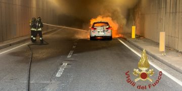 Auto in fiamme nel tunnel a Olbia: traffico in tilt