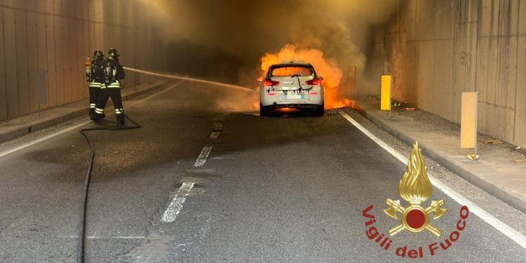 Auto in fiamme nel tunnel a Olbia: traffico in tilt