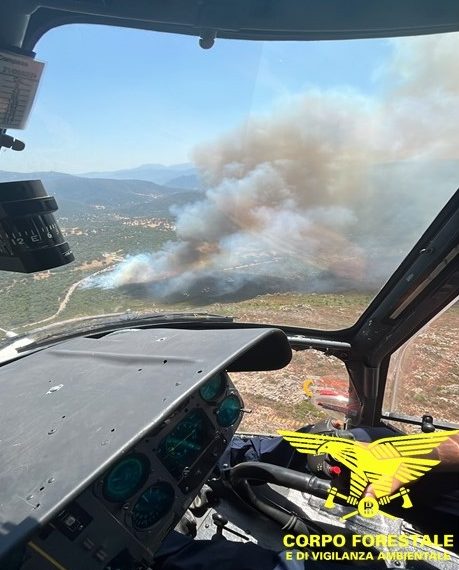 Fiamme a Padru e Pimentel: in azione canadair ed elicotteri